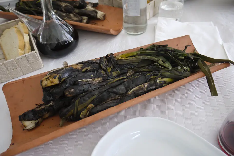 Charred calçots served on a roof tile