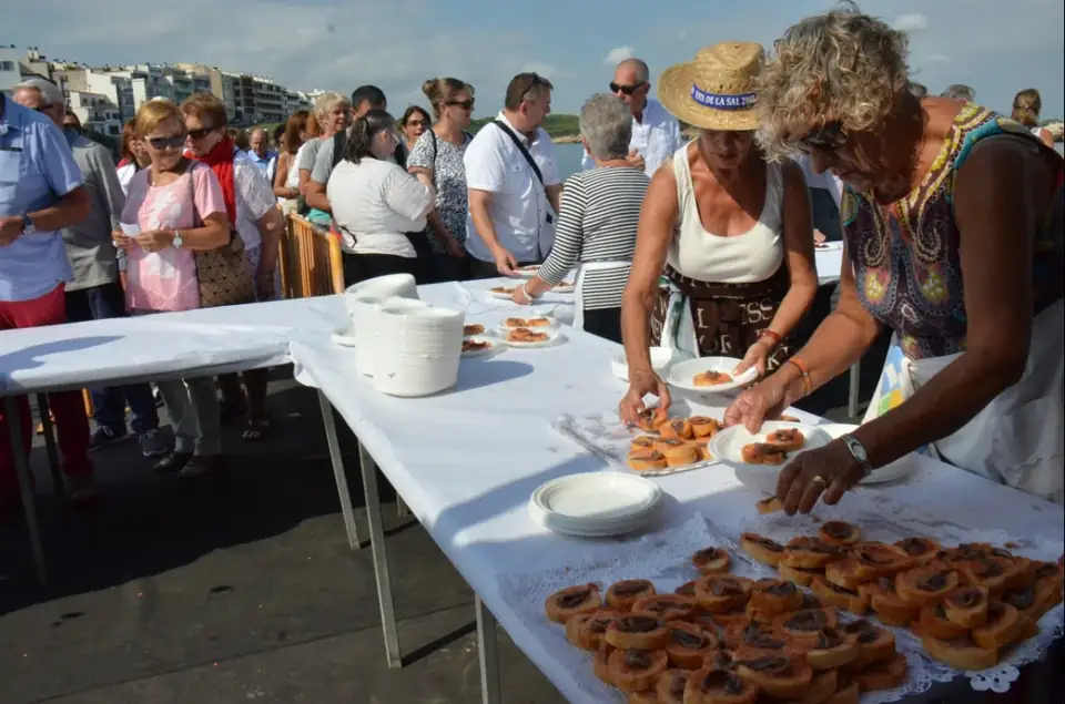 Anchovy tapas being served at long tables on L'Escala's seafront during the Festa de l'Anxova