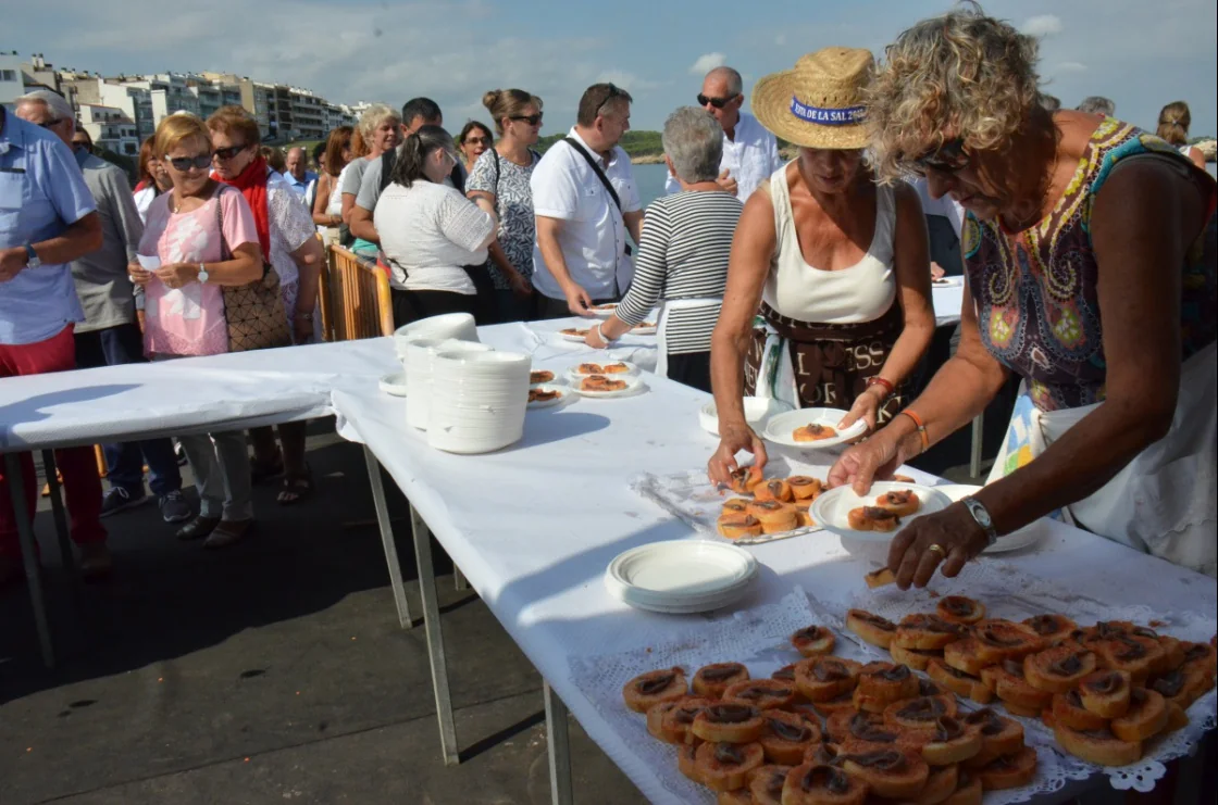 Anchovy tapas being served at long tables on L'Escala's seafront during the Festa de l'Anxova