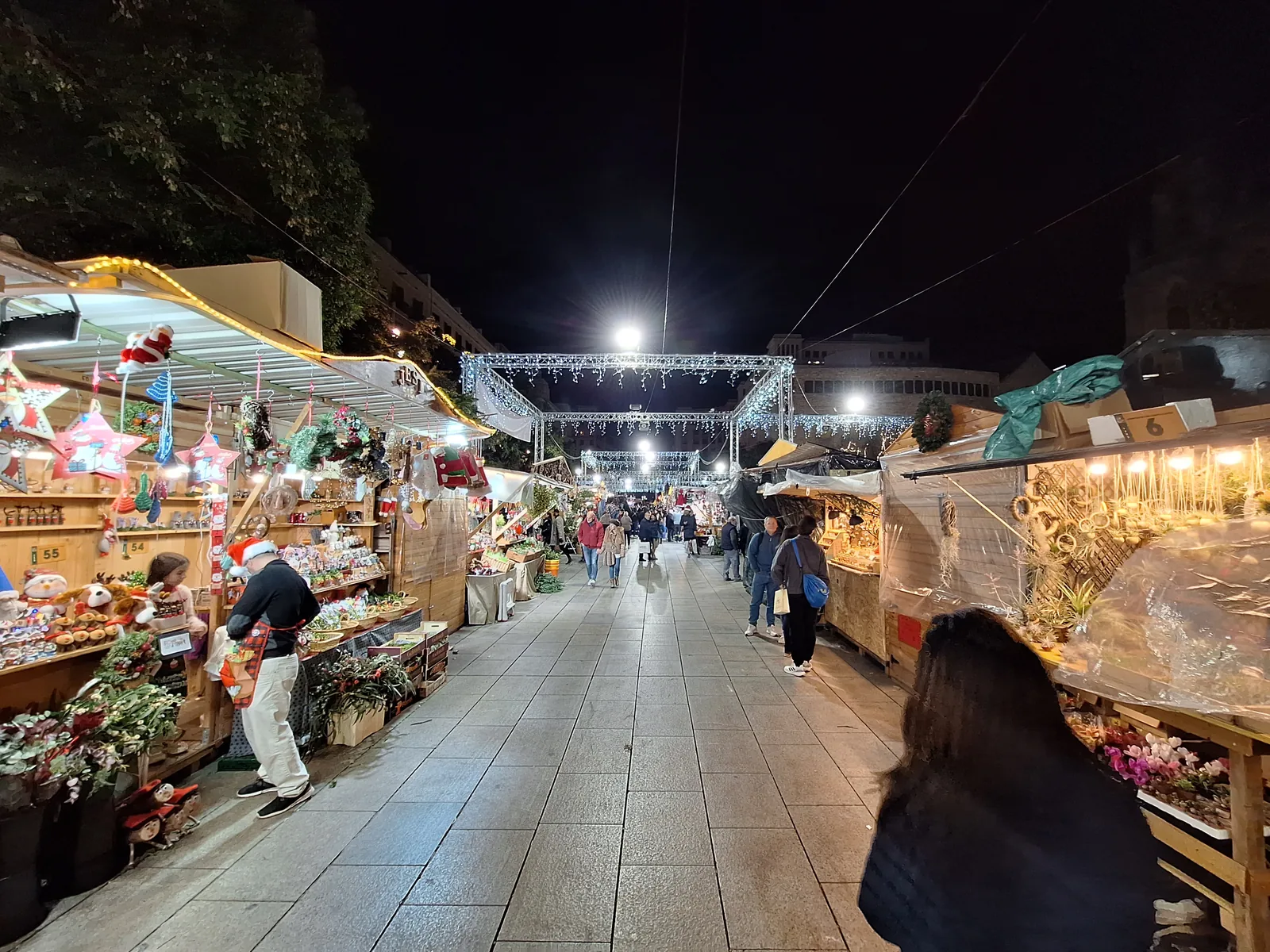 Fira de Santa Llúcia Christmas market in front of Barcelona Cathedral. Photo: Pere López Brosa (Wikimedia Commons, CC BY-SA 4.0).