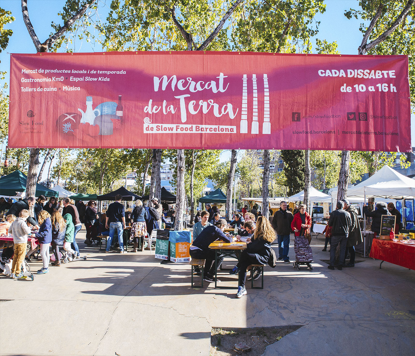 Mercat de la Terra farmers market at Poble-sec