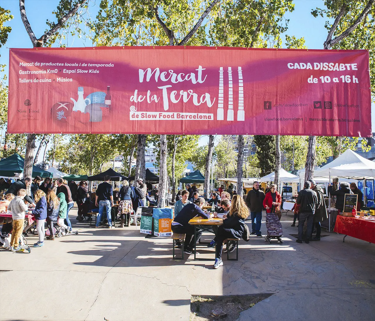 Mercat de la Terra farmers market at Poble-sec