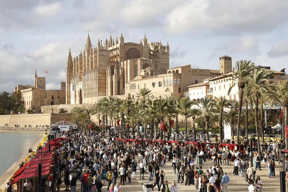 Crowds and wine stalls in Parc de la Mar below Palma's La Seu cathedral at the 2025 Raïm Wine Fest Palma