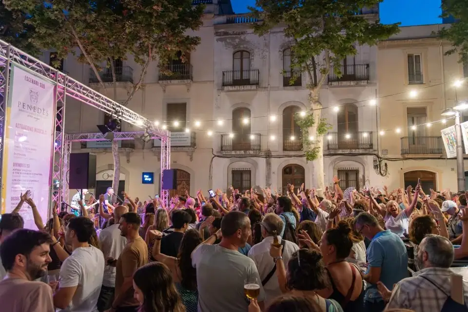 Nighttime crowd at the Penedès stage on Rambla Principal during Temps de Vi