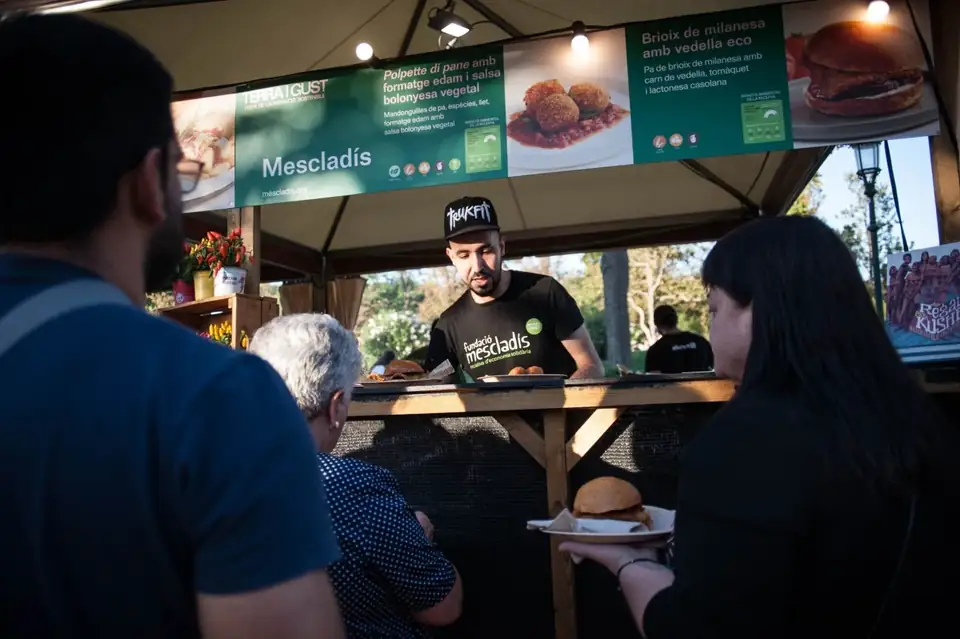 Mescladís food stand serving customers at Terra i Gust in Parc de la Ciutadella