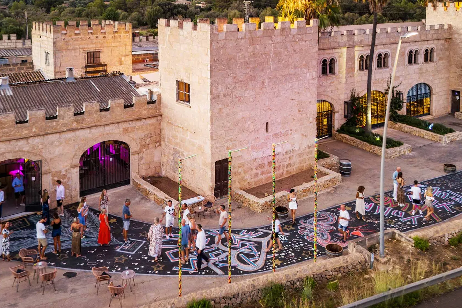Guests in the courtyard of Château Vino de la Isla in Algaida