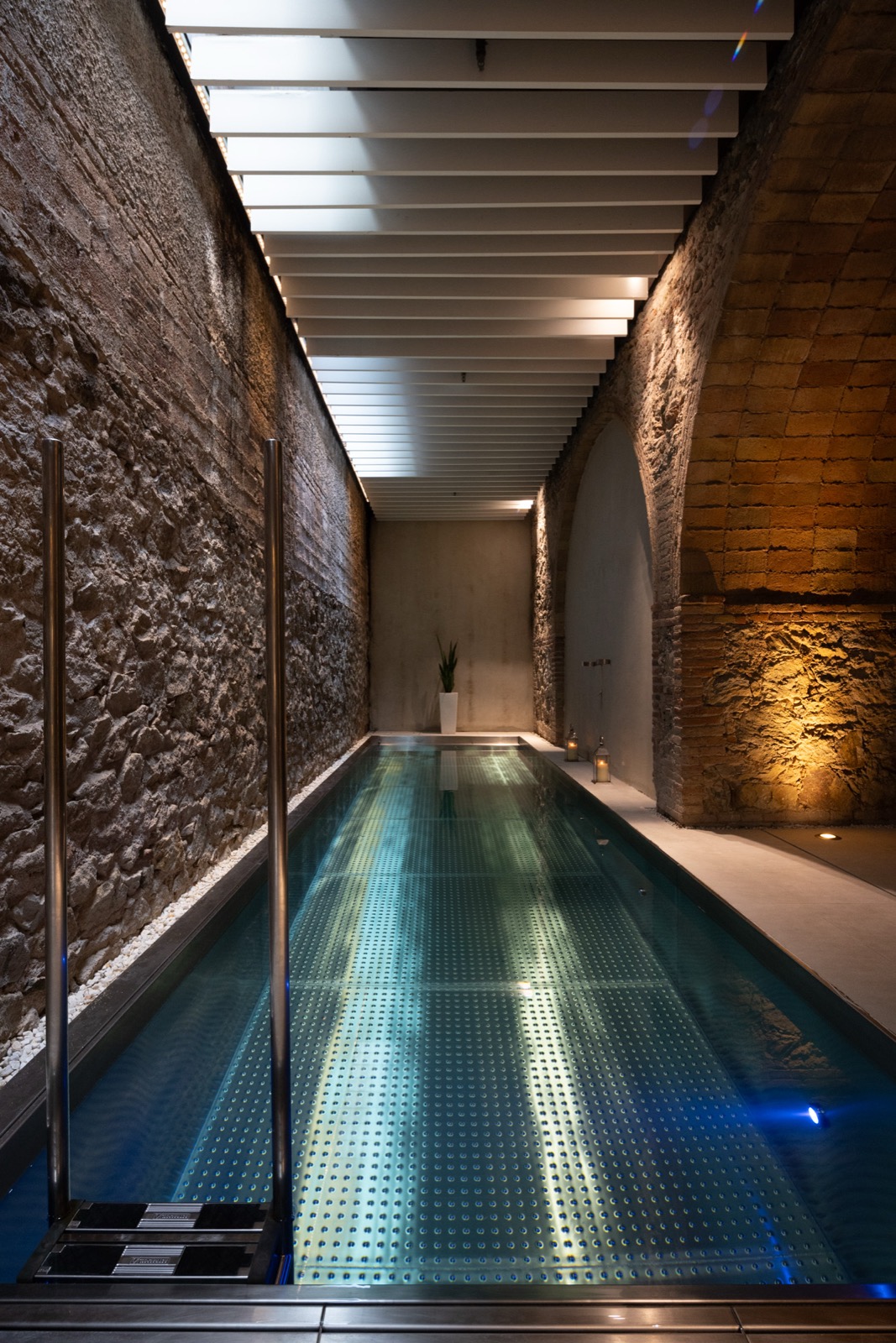ABaC indoor spa pool in a stone-and-brick vaulted corridor