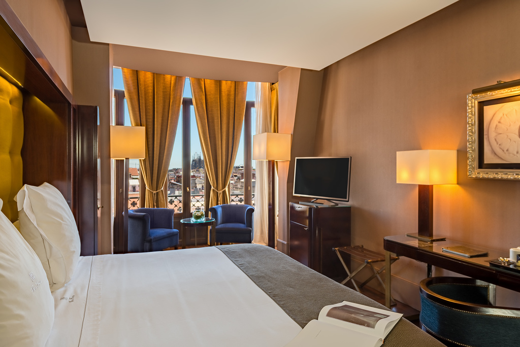 Deluxe room with a balcony view toward the Sagrada Família