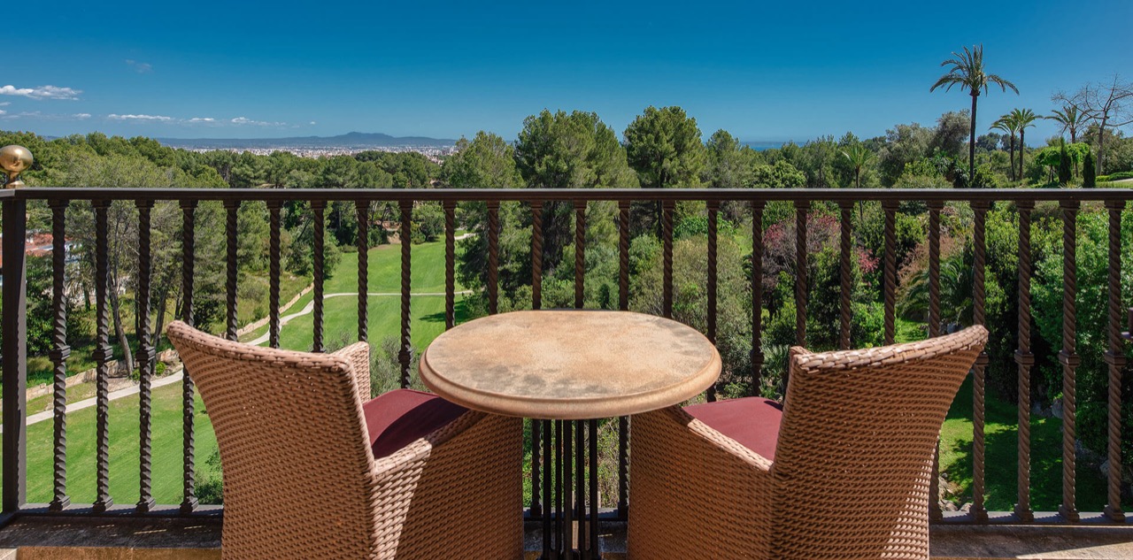 Terrace seating with a view over the golf course and Palma bay