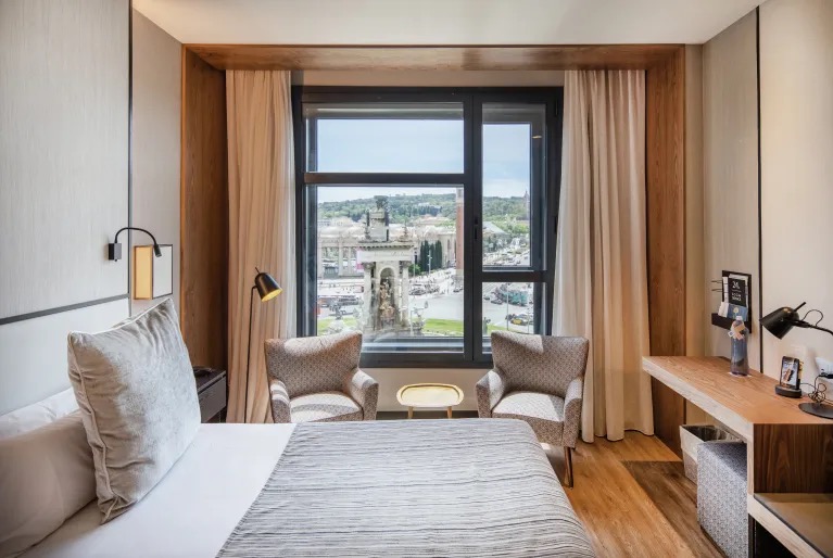 Premium room with a king bed and a view over Plaça Espanya