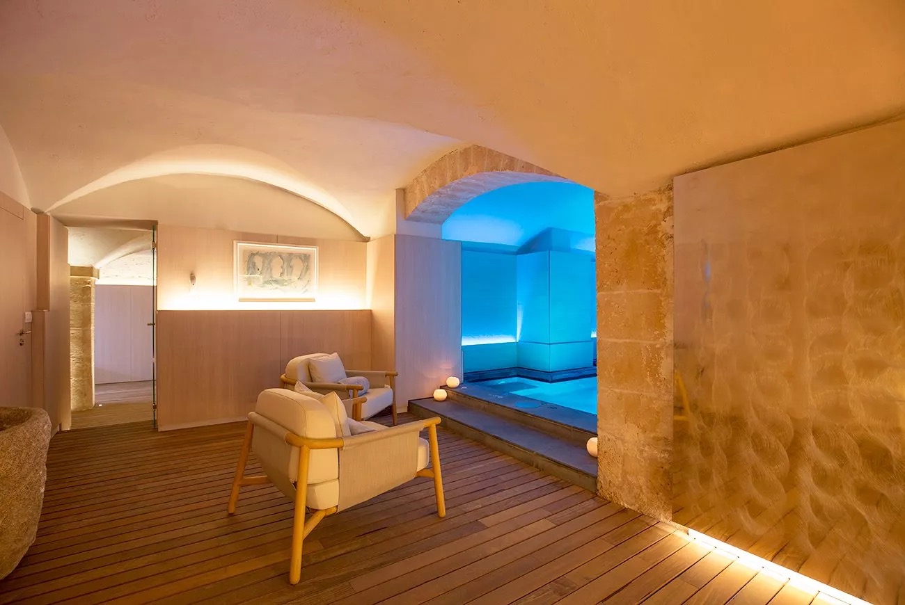 Spa lounge and lit plunge pool at Convent de la Missio