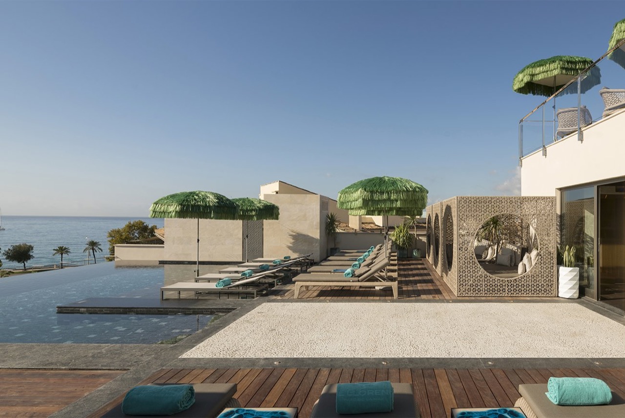 El Llorenc's rooftop infinity pool with sun loungers and umbrellas overlooking the bay of Palma