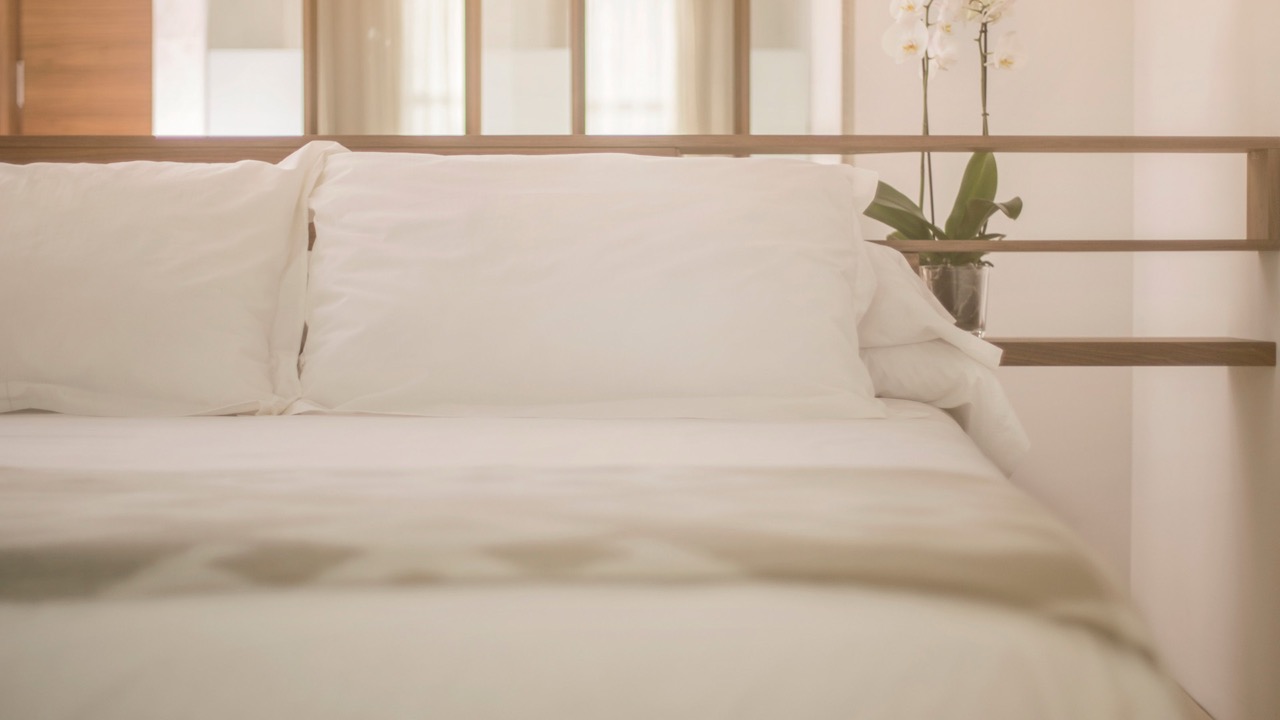 Bed headboard with an orchid at Es Princep