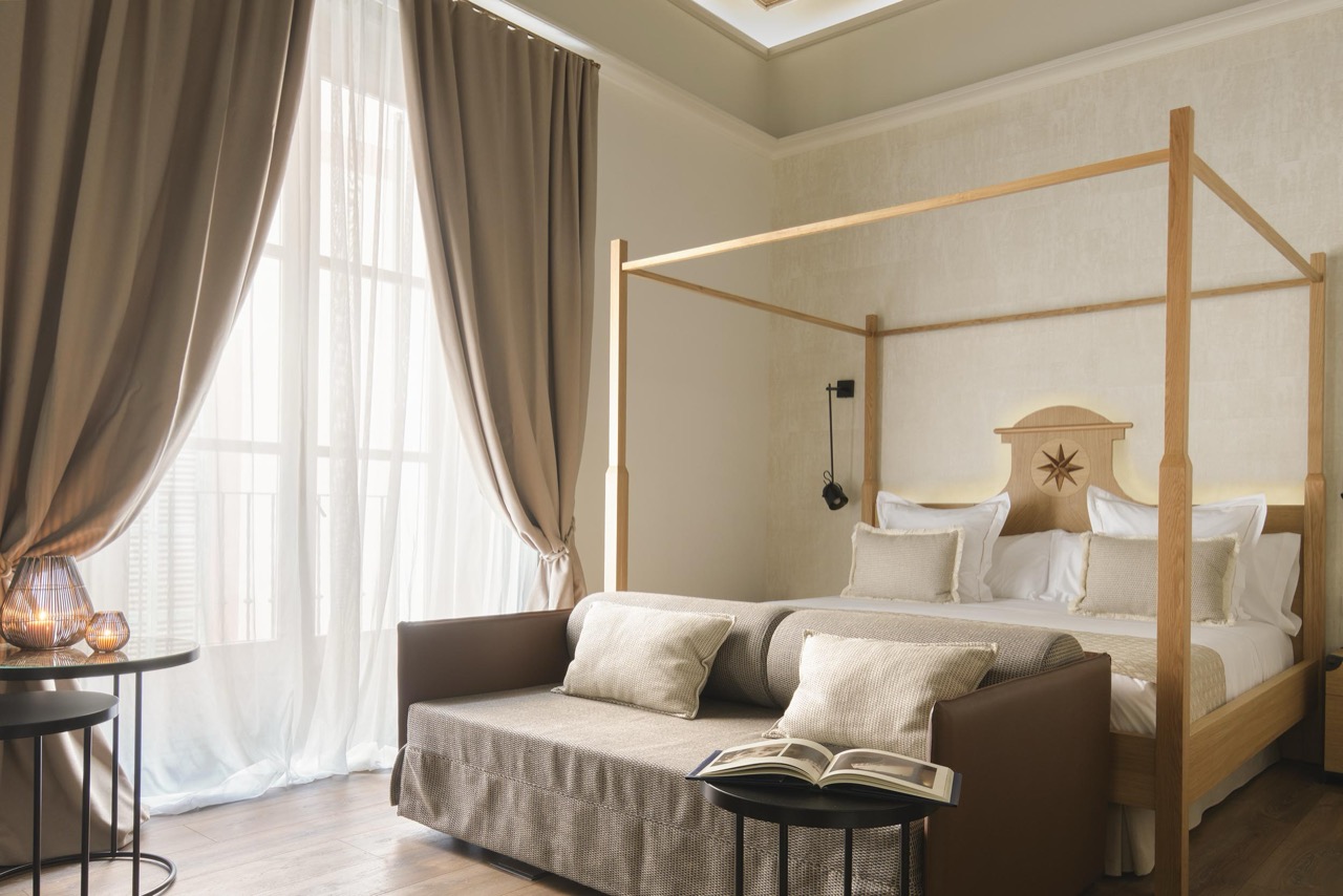 Four poster wooden bed in a suite at Hotel Antigua Palma Casa Noble