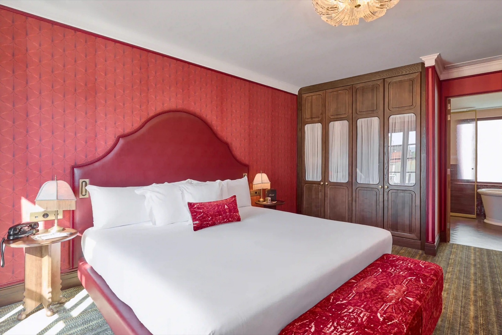 Suite with red decor, a wardrobe and a glimpse of the bathroom
