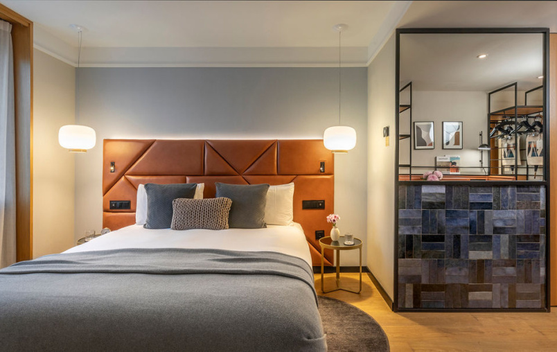 King Premium room with a tan leather headboard and a mosaic-tiled bar nook