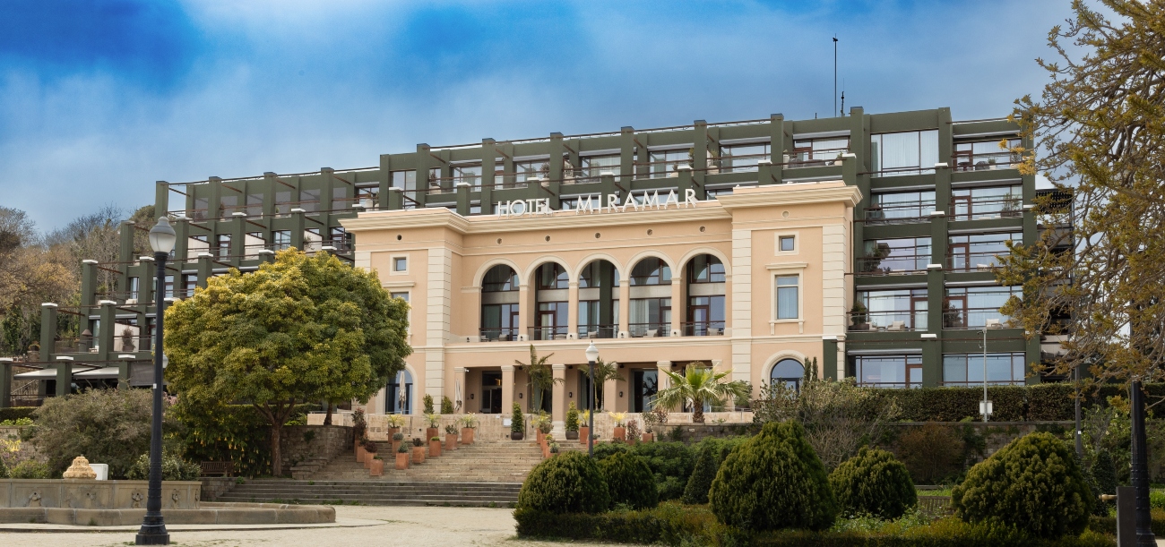 Hotel Miramar's palm-lined entrance in the Montjuïc gardens