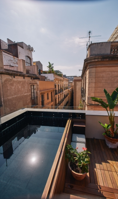 Hotel Neri rooftop plunge pool overlooking Barri Gòtic rooftops