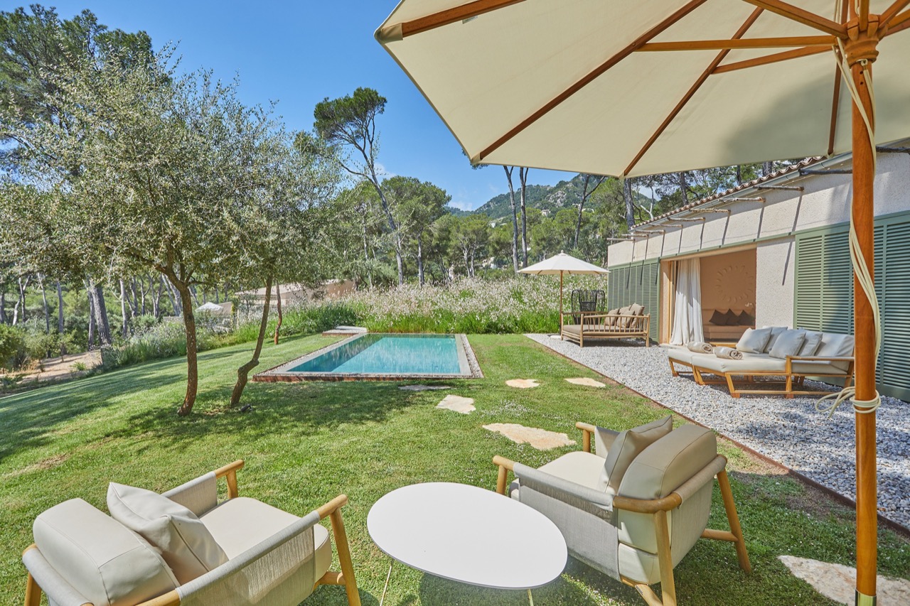 Suite terrace with a private plunge pool and lounge seating