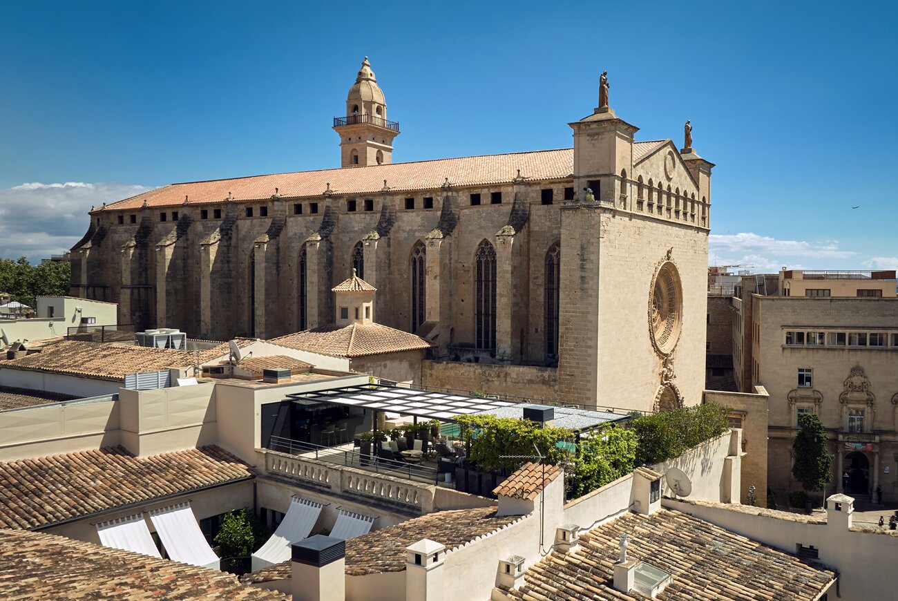 Rooftop terrace with lounge seating beside the Basilica de Sant Francesc