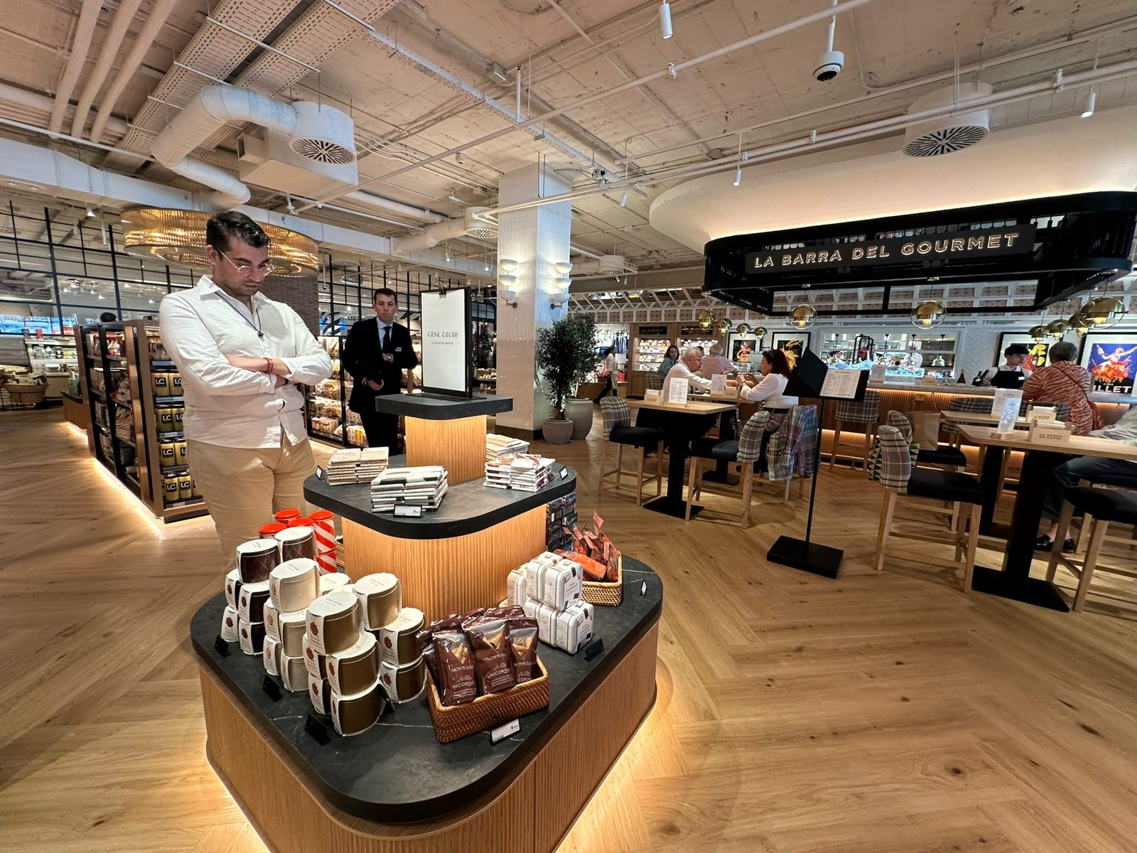 The new Club del Gourmet on the fifth floor of El Corte Inglés Diagonal, with gourmet products on display and La Barra del Gourmet bar behind.