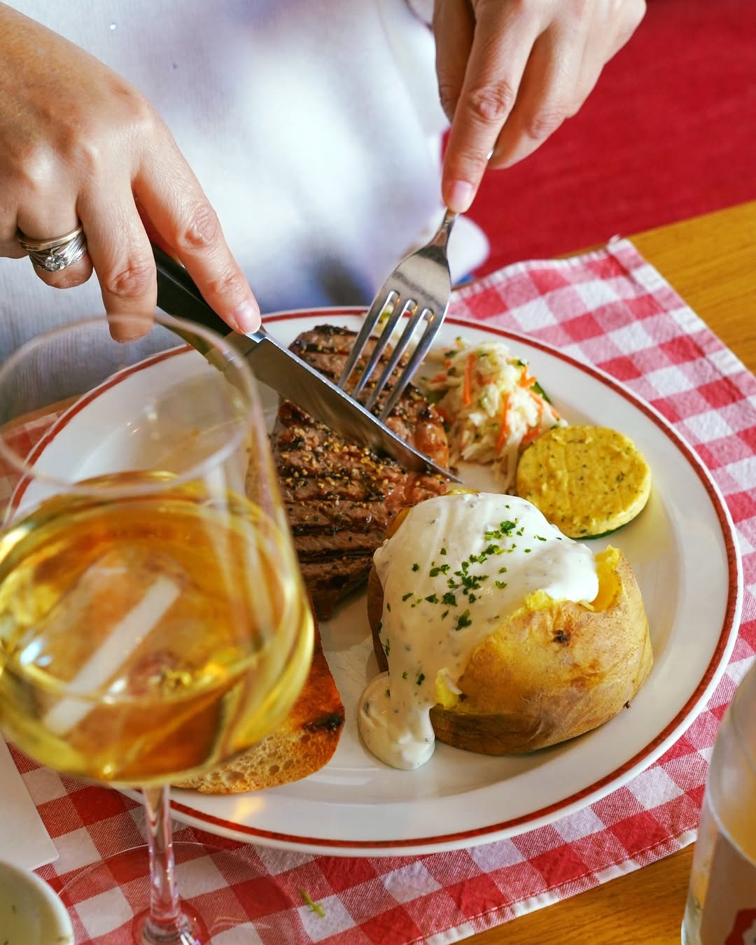 Hay platos que ya entran por los ojos.
Un buen steak a la parrilla, Baked Potato con Sour Cream, pan BLOCK HOUSE, colesl