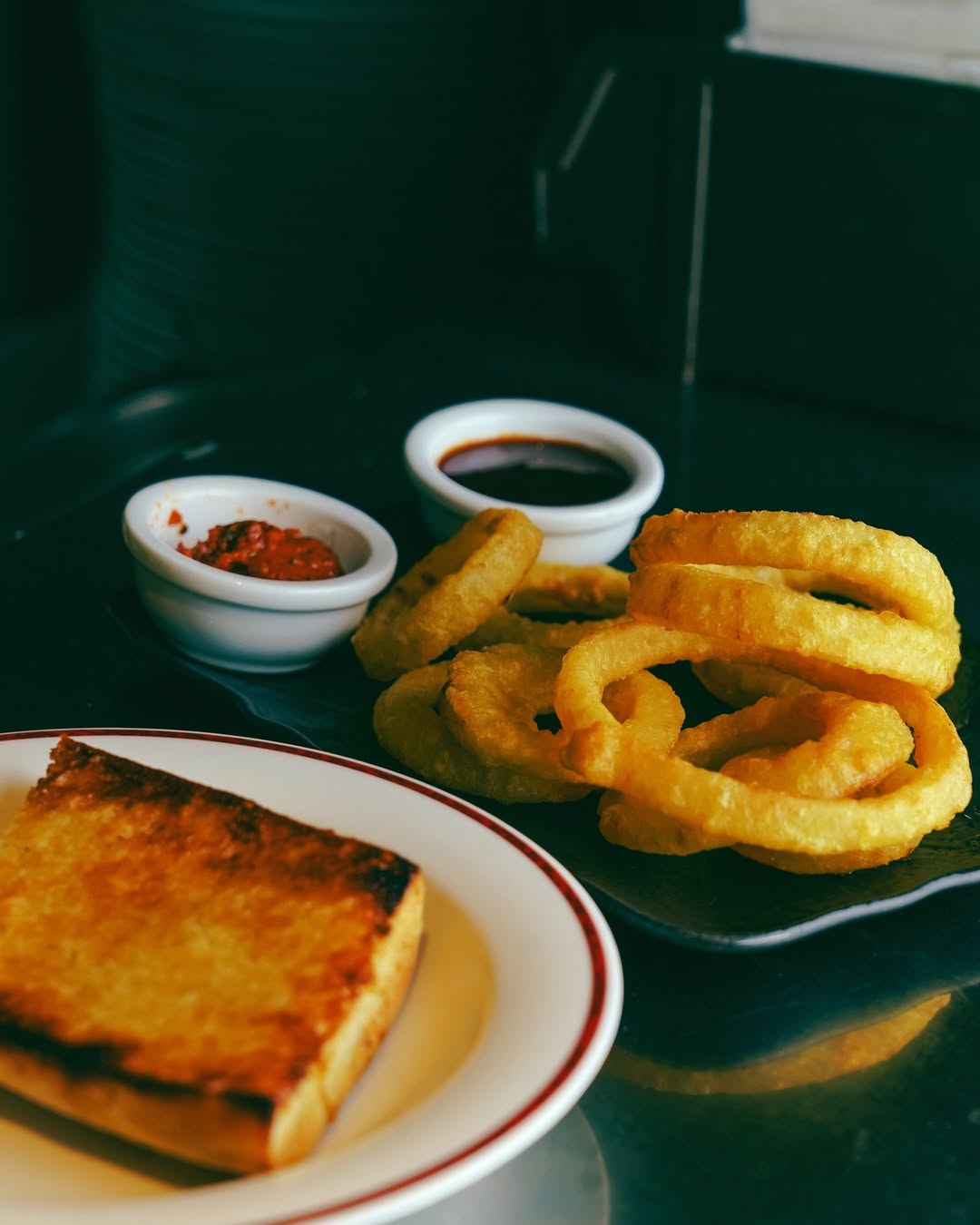 Crujientes, dorados y perfectos para compartir 🔝
Nuestros Jumbo Onion Rings vienen acompañados de Smoky BBQ Dip y Pesto 