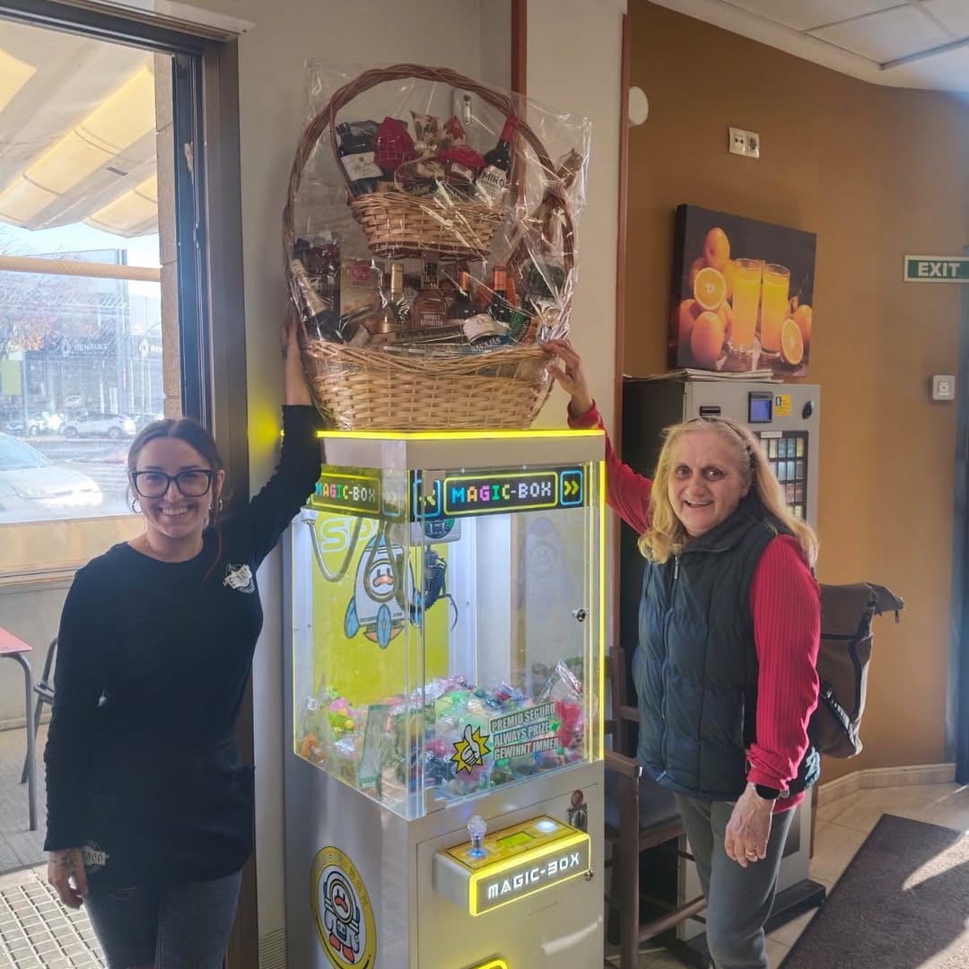 Hoy hemos hecho entrega de la 1a Cesta de Navidad. N° 62 Cuponazo de la O.N.C.E dia 5 de Diciembre. Enhorabuena Joana!!