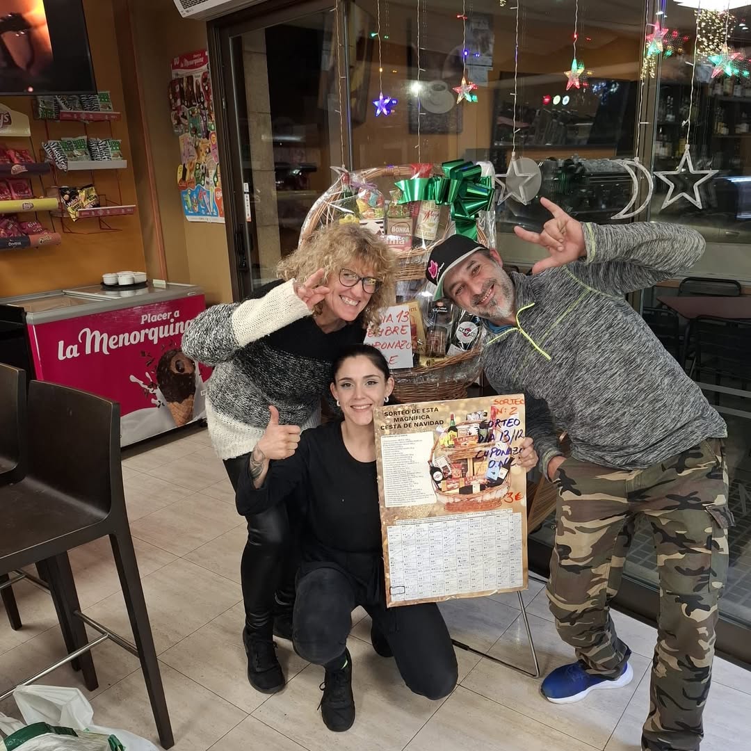 Ayer nuestra Andrea hizo la entrega de la segunda cesta de Navidad.Cuponazo del día 13 de diciembre N° 80 Enhorabuena a 